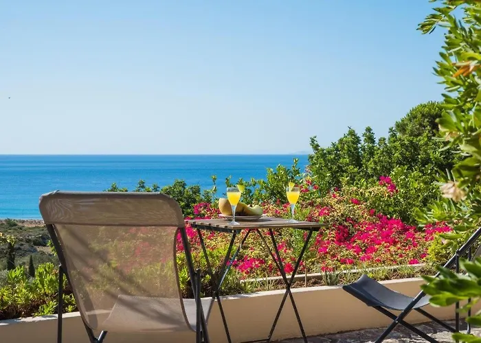 Летний дом Paleopolis Estate