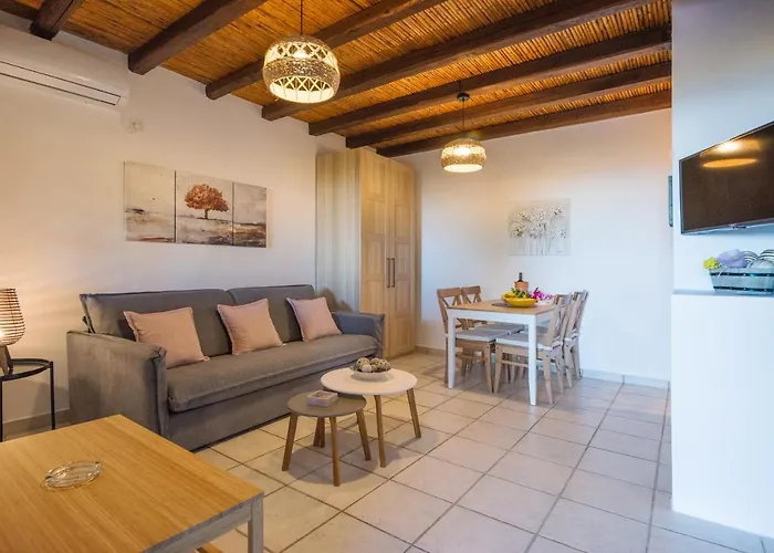 Летний дом Paleopolis Estate *